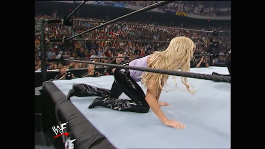 WWE_Survivor_Series_2001_Torrie_Ringside_mp4_000003600.jpg