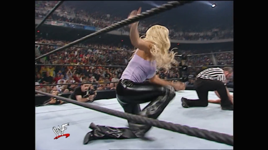 WWE_Survivor_Series_2001_Torrie_Ringside_mp4_000004100.jpg