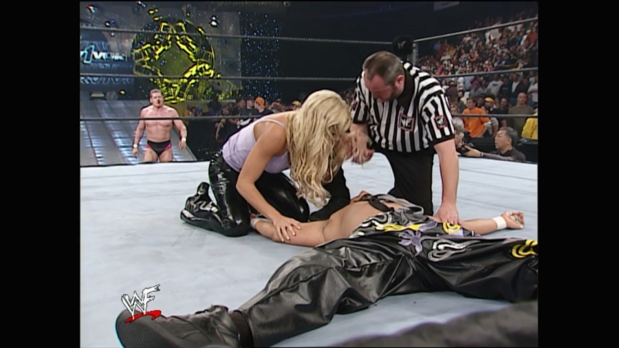 WWE_Survivor_Series_2001_Torrie_Ringside_mp4_000016000.jpg