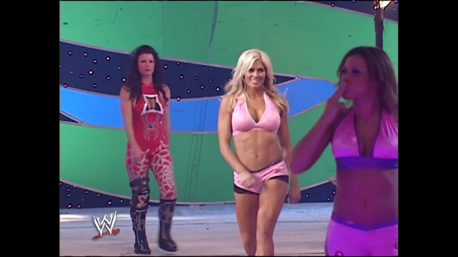 WWE_Summerslam_2007_Divas_Battle_Royal_mp4_000106736.jpg