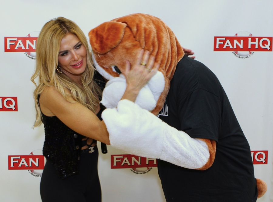 Torrie_Wilson_Fan_HQ_MAW_Event_282229.jpg